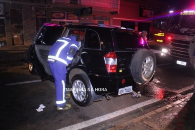 foto de Carro bate em caminhão parado e quatro pessoas ficam feridas em Maringá