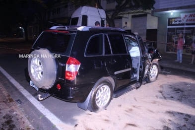 foto de Carro bate em caminhão parado e quatro pessoas ficam feridas em Maringá