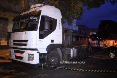 foto de Carro bate em caminhão parado e quatro pessoas ficam feridas em Maringá