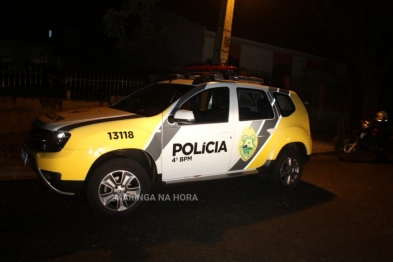 foto de O melhor amigo: cão entra em viatura policial para acompanhar o dona presa