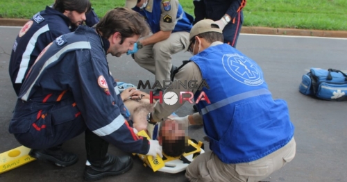 Ciclista é socorrido em estado grave após bater em carro estacionado em Maringá