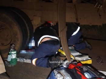 foto de Motociclista fica preso embaixo dos rodados de caminhão depois de colisão em Maringá