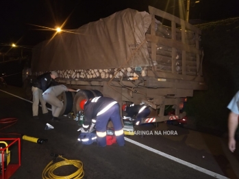 foto de Motociclista fica preso embaixo dos rodados de caminhão depois de colisão em Maringá