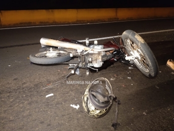 foto de Motociclista fica preso embaixo dos rodados de caminhão depois de colisão em Maringá