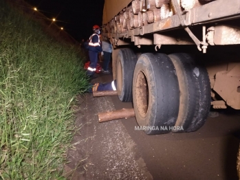 foto de Motociclista fica preso embaixo dos rodados de caminhão depois de colisão em Maringá