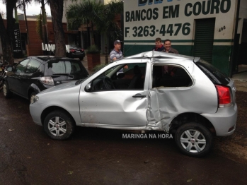 foto de Passageira é ejetada de carro em acidente em Maringá