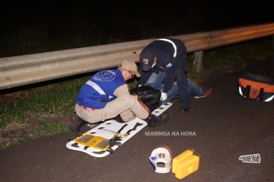 foto de Motociclistas sofrem ferimentos graves após baterem motos contra traseira de caminhão no contorno de Mandaguari