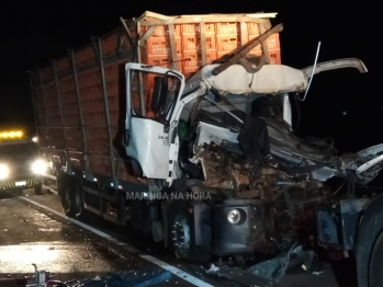 foto de Motorista de caminhão morre ao bater em traseira de carreta na BR-376 em Mandaguari