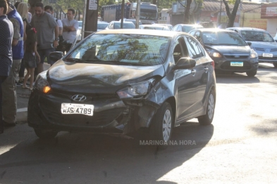 foto de Veículo tomba após colisão com outro carro em cruzamento de avenida em Maringá