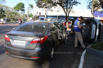 foto de Veículo tomba após colisão com outro carro em cruzamento de avenida em Maringá