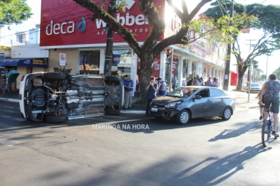 foto de Veículo tomba após colisão com outro carro em cruzamento de avenida em Maringá