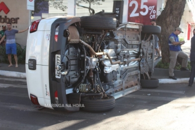 foto de Veículo tomba após colisão com outro carro em cruzamento de avenida em Maringá