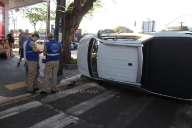 foto de Veículo tomba após colisão com outro carro em cruzamento de avenida em Maringá