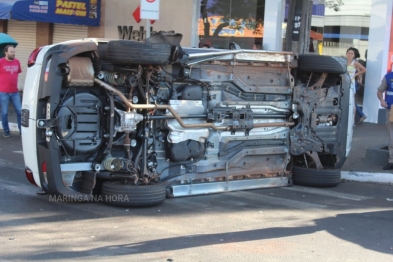 foto de Veículo tomba após colisão com outro carro em cruzamento de avenida em Maringá