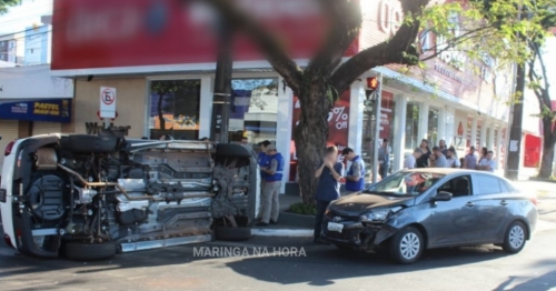 Veículo tomba após colisão com outro carro em cruzamento de avenida em Maringá