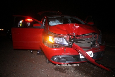 foto de Motorista fica ferida em batida entre carro e carreta na PR-323 entre Paiçandu e Água Boa