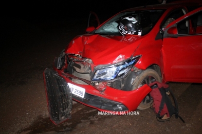 foto de Motorista fica ferida em batida entre carro e carreta na PR-323 entre Paiçandu e Água Boa