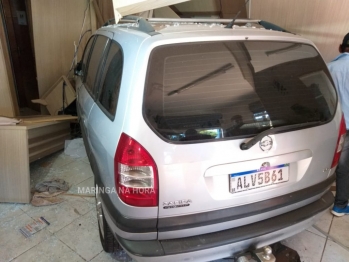 foto de Após se envolver em acidente, carro invade escritório de funerária em Sarandi