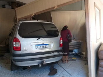 foto de Após se envolver em acidente, carro invade escritório de funerária em Sarandi