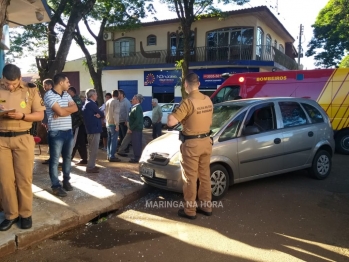 foto de Após se envolver em acidente, carro invade escritório de funerária em Sarandi