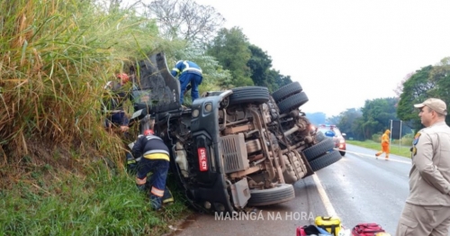 Caminhão tomba e deixa duas pessoas feridas na PR-317 entre Maringá e Floresta