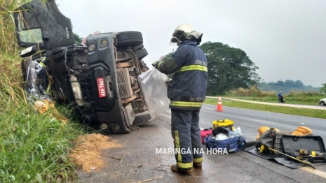 foto de Caminhão tomba e deixa duas pessoas feridas na PR-317 entre Maringá e Floresta