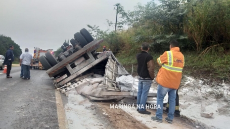 foto de Caminhão tomba e deixa duas pessoas feridas na PR-317 entre Maringá e Floresta