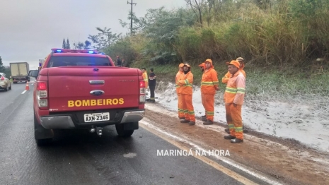 foto de Caminhão tomba e deixa duas pessoas feridas na PR-317 entre Maringá e Floresta