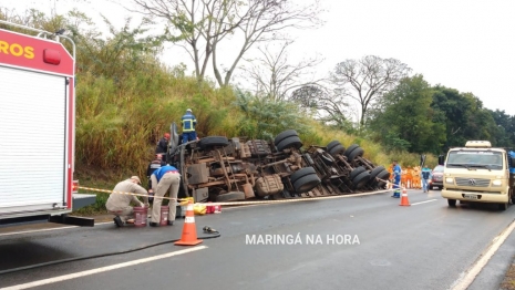 foto de Caminhão tomba e deixa duas pessoas feridas na PR-317 entre Maringá e Floresta