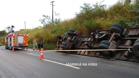 foto de Caminhão tomba e deixa duas pessoas feridas na PR-317 entre Maringá e Floresta