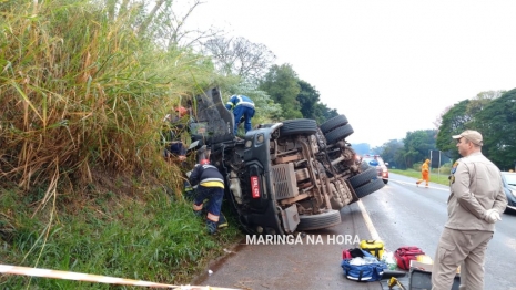 foto de Caminhão tomba e deixa duas pessoas feridas na PR-317 entre Maringá e Floresta