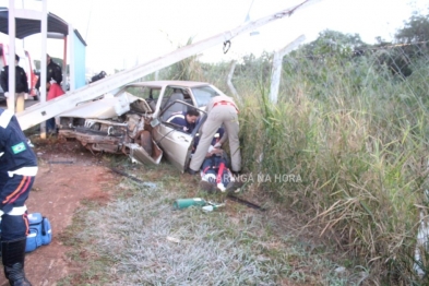 foto de Duas pessoas ficaram feridas após motorista perder controle do carro e bater em poste em Maringá