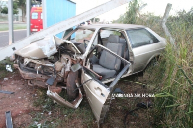 foto de Duas pessoas ficaram feridas após motorista perder controle do carro e bater em poste em Maringá