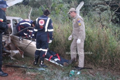 foto de Duas pessoas ficaram feridas após motorista perder controle do carro e bater em poste em Maringá