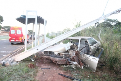 foto de Duas pessoas ficaram feridas após motorista perder controle do carro e bater em poste em Maringá