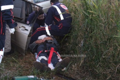 foto de Duas pessoas ficaram feridas após motorista perder controle do carro e bater em poste em Maringá