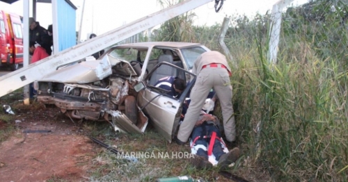 Duas pessoas ficaram feridas após motorista perder controle do carro e bater em poste em Maringá