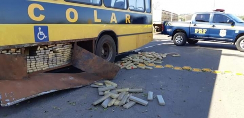 foto de PRF apreende quase uma tonelada de maconha em falso ônibus escolar