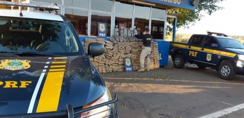 foto de PRF apreende quase uma tonelada de maconha em falso ônibus escolar