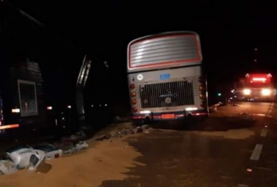 foto de Acidente entre carreta e dois ônibus deixa sete feridos na BR 369 na região centro-oeste