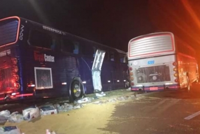 foto de Acidente entre carreta e dois ônibus deixa sete feridos na BR 369 na região centro-oeste