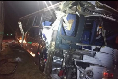 foto de Acidente entre carreta e dois ônibus deixa sete feridos na BR 369 na região centro-oeste