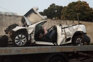 foto de Picape fica destruída ao ser prensada por dois caminhões na colombo em Maringá