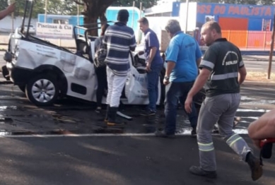 foto de Picape fica destruída ao ser prensada por dois caminhões na colombo em Maringá