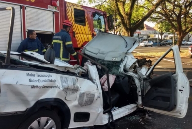 foto de Picape fica destruída ao ser prensada por dois caminhões na colombo em Maringá