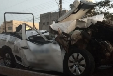 foto de Picape fica destruída ao ser prensada por dois caminhões na colombo em Maringá