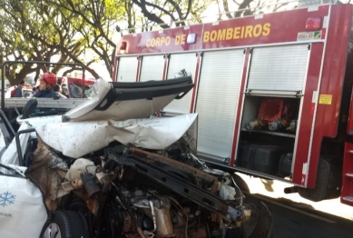 foto de Picape fica destruída ao ser prensada por dois caminhões na colombo em Maringá