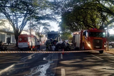 foto de Picape fica destruída ao ser prensada por dois caminhões na colombo em Maringá