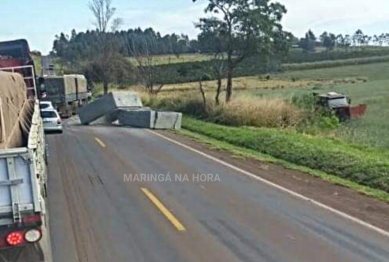 foto de Colisão violenta na rodovia PR-218, carro e carreta entre as cidades de Astorga e Pitangueiras