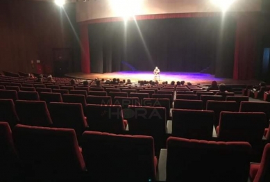 foto de Casa vazia; show de comediante nacional vende apenas 40 ingressos na região de Maringá